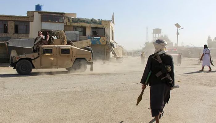 আফগানিস্তানের বিরুদ্ধে ‘যুদ্ধ’ ঘোষণা পাকিস্তানের