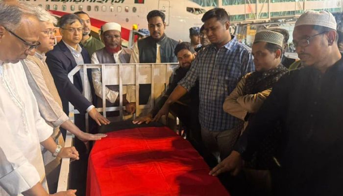 ওসমান হাদির মরদেহ ঢাকায়, মানিক মিয়া অ্যাভিনিউতে কাল জানাজা 